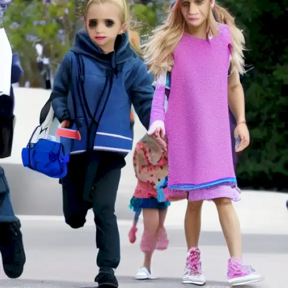 La imagen debe mostrar el estilo único de Elsa Pataky mientras pasa tiempo al aire libre con sus hijos en los días escolares.