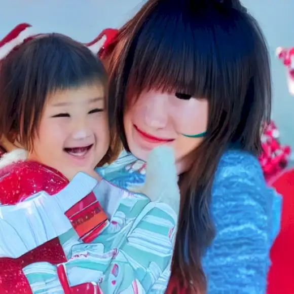 Julia Nakamatsu comparte imágenes de lado a lado destacando similitudes entre sus hijos y Melendi.