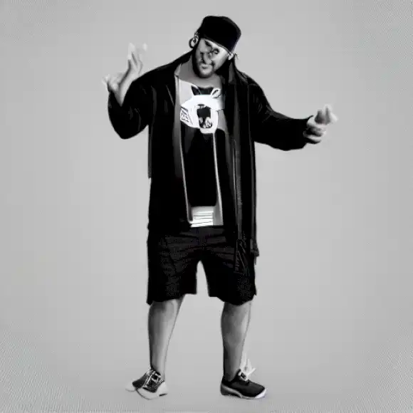 La imagen representa a DJ Luigii López, el hermano talentoso de Pablo López, celebrando sus logros en la industria musical.